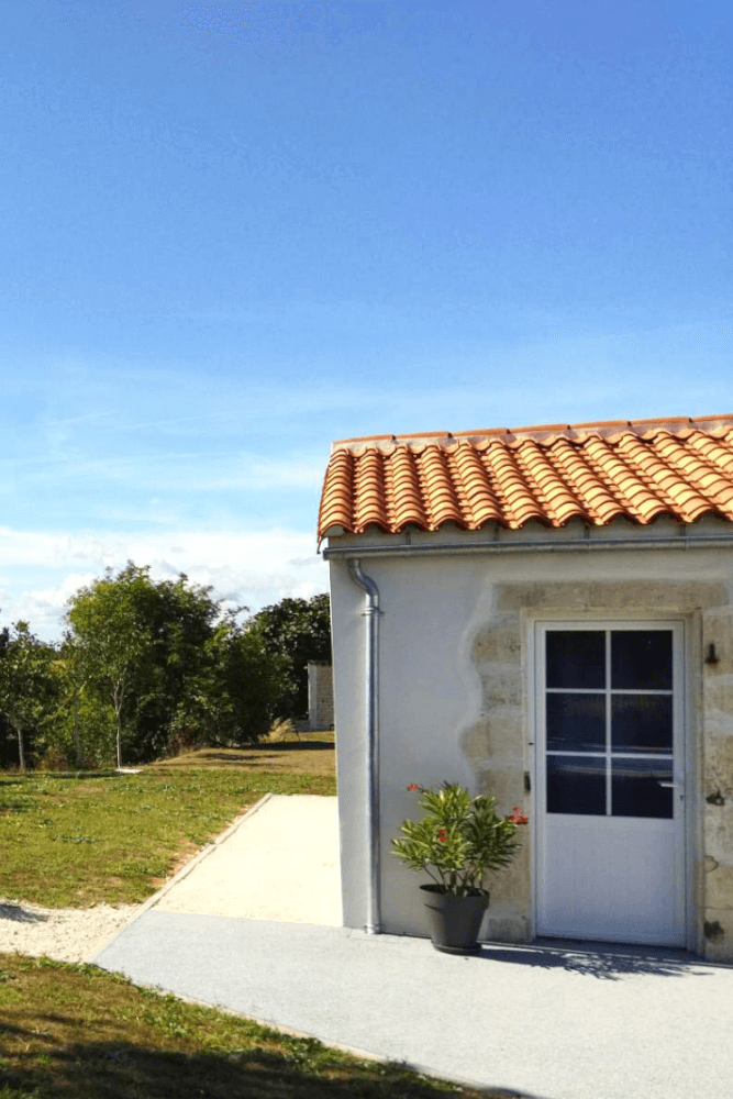 Arbre devant un champ vert à L'Arceau